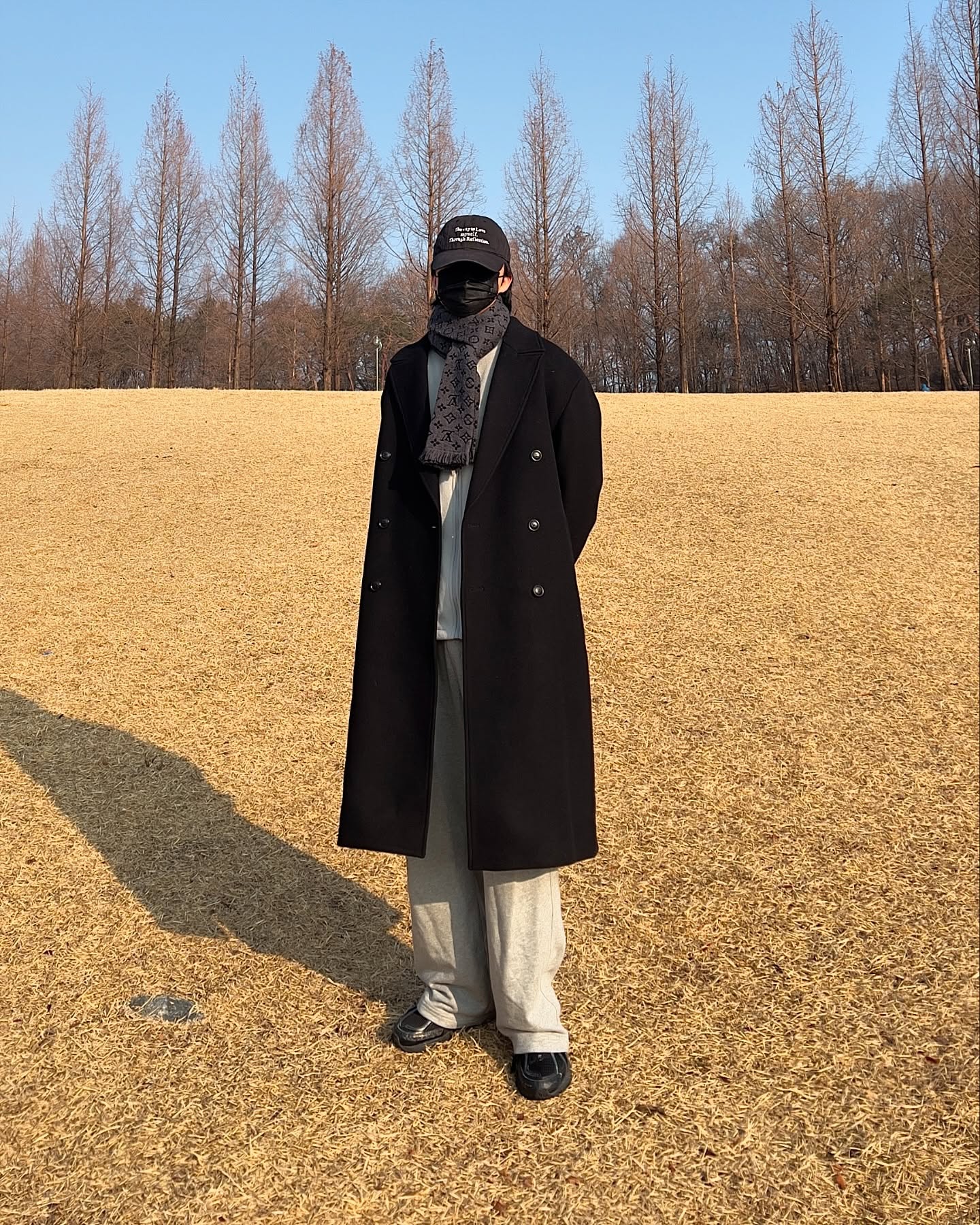 #이벤트 #디바인디스턴스 divinedistance_official 
181cm / 64kg
데일리 플리스 집업 자켓 [라이트그레이] XL

1️⃣ 해리 테이프로 깔끔하게 마감된 네크라인 🥰

2️⃣ 앞  가슴 시그니처 로고 미니 사이즈 포인트 자수 ✅

3️⃣ 뒤 네크라인 시그니처 로고 미니 사이즈 포인트 자수와 곡선 가이롭빠 스티치 포인트 👏

4️⃣ 포인트 스트링과 스토퍼로 자유롭게 밑단 핏 조절 가능 🫢

Outer: divinedistance_official (이벤트) coor_official 
Bottom: musinsa_standard 
Shoes: newbalance 
Etc
Cap: rainbowbowl.official (협찬)
Gloves: 보세 
Muffler: louisvuitton