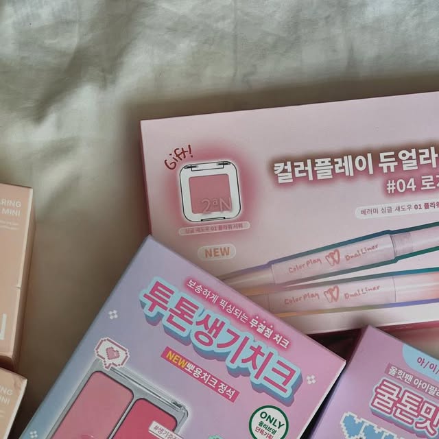지우 on Instagram: "#광고 
​
✨올리브영에서 요즘 핫한 ’투에이엔‘ 제품들 소개해드릴게요~

하츠투하츠와 레드벨벳 아이린님이 광고한 화장품 맛집인만큼 
최대한 다양한 제품들로 담아왔어요
+ 기획세트로 사은품까지 넉넉하게 받아왔습니다 ㅎㅎ

*상세한 후기글과 함께 사진도 참고해주세요~

1. 롱웨어링 파운데이션 미니 ( 20복숭아 / 21아이보리 )

- 파우치 안에 쏙 들어가는 크기로 부담없이 쓰기 좋음
- 세미매트 제형이라 겉보속촉하면서 지속력 최고
- 20복숭아는 21호가 어둡고 핑크베이스를 원하시는분들에게 추천!
- 21아이보리는 자연스럽고 깨끗한 아이보리 컬러를 원하시는 분들에게 추천!

2. 베러미 아이팔레트 ( 11드리밍 / 16버블캔디 ) 

*6구 구성으로 베이스,글리터,음영까지 한번에 해결,
웜/쿨에 맞춘 아이프라이머 세트구성으로 지속력 UP!
*하트핀,타투스티커 기획

11)드리밍
- 은은한 웜핑크가 잘받는분들을 위한 컬러들로 구성
- 맑은 핑크 베이스라 데일리로 손이 자주 가는 꿀템
- 진한 메이크업보다는 여리여리한 메이크업을 원하시는 봄라이트분들께 추천

16)버블캔디
- 라이트한 핑크컬러로 봄라이트~여름쿨톤분들에게 추천 
- 채도가높지않고 흰끼 추가된 핑크의 뽀용한 느낌
- 발레리나 컬러는 애교살에 포인트 주기 좋음

3. 듀얼치크 ( 17버블하트 )
- 두가지컬러로 자연스러운 생기 연출 가능
- 봄브라이트~여름브라이트 추천하지만 웜쪽에 조금 더 가까움
- 확실한 존재감을 나타내는 웜한 팝핑크!
- 발림성이 좋아 모공끼임없이 뽀용한 생기 연출 가능

4. 컬러 플레이 듀얼라이너 ( 04로지캔디 )
- 지속력이 정말 좋아서 픽싱되기전에 블렌딩 필수
- 스틱타입의 섀도우로 한번에 눈화장 가능
- 차분한 로즈컬러로 눈두덩이, 반대쪽 음영라이너로 언더 채워주기
- 같이 들어있는 싱글섀도우(플라워샤워)는 베이스 핑크컬러로 기본템으로 활용도 좋음!

5. 퓨어 글래시 하이라이터 ( 01쉘/02클리어 )
*가루날림없는 수분감 있는 물먹광 하이라이터로 요철없이 매끈밀착
- 쉘은 골드+핑크조합, 고급스러운 베이지 진주광 - 웜톤 추천!
- 클리어는 화이트+핑크조합, 잔잔 핑크빛 - 쿨톤 추천!

8월 29일부터 9월 4일까지 올리브영 세일하니까 색조맛집 투에이엔 제품들 쟁여오세요!

#광고 #올영픽 #올리브영추천템 #올영필수템 #러브버블컬렉션 #롱웨어링파운데이션미니 #컬러플레이듀얼라이너 
#올리브영 #2an #투에이엔 #여쿨 #봄웜 #화장품"