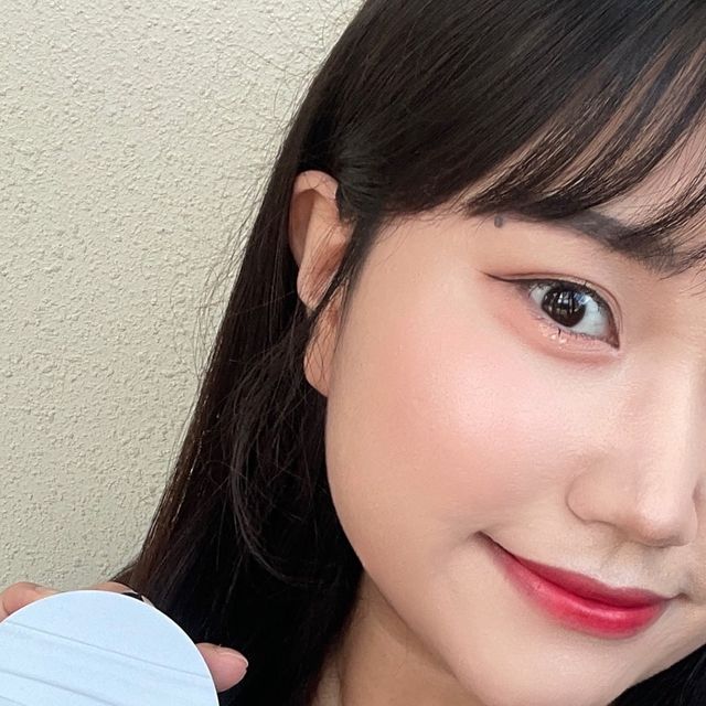유난나나💖 on Instagram: "#광고

🩵에이프릴스킨 글로잉매트쿠션🍀🫧

쿠션 유목민들 이번 여름 찰떡인 쿠션 추천합니다🫶

에이프릴스킨에서 새로나온 글로잉한 피부표현과 매트의 촘촘한 한겹커버가 가능한 글로잉매트쿠션🩵🫧

글로우의 촉촉한 발림성과 매트의 우수한 커버력이 합쳐진 전에 없던 신개념 글로잉 매트와 최적의 궁합

진짜 수부지피부라 기름은 올라오는데 속은 건조하고 여름마다 번들번들 너무 고생했는데 매트하면서도 건조하진 않은게 너무 좋더라고요😇🥹

건성부터 지성까지 모든 피부를 어우르는 화잘먹 카밍 쿠션이라 모든피부타입에게 추천 합니다! 게다가 스킨케어 성분 54% 함유까지

하얗게 뜨는게 아니라 자연스럽게 톤업되는게 화사해보이고 너무 좋잖아💘😍

키링고리가 있어서 원하는 키링으로 쿠꾸도 할 수 있고
시원한 하늘색 패키지라서 여름 찰떡 디자인 완전 럭키비키잖아🍀🩵

얇게 밀착되는 제형에 글로잉한 피부표현으로 광이 도는 피부 연출이 되고 매트의 픽싱력으로 오늘 너무 더워서 땀흘렸는데도 화장은 그대로 유지되었어요🫶🫶

요즘 홍조가 너무 고민이였는데 커버가 잘 되어서 대만족입니다
에어홀 ZONE+ 플랫 ZONE 이 합쳐진 하프퍼프로 커버와 이슬광을 동시에 표현이 가능합니다🩵🫶

이번 여름 쿠션 추천합니당😎☀️
제품 구매 링크⬇️
https://aprilskin.com/product/detail.html?product_no=1315

#에이프릴스킨#글로잉매트쿠션#글로잉매트#글로우쿠션#매트쿠션#쿠션팩트#쿠션팩트추천#모공커버쿠션#커버력좋은쿠션#쿠션파데추천#커버쿠션#파운데이션추천#19호쿠션#17호쿠션#21호쿠션#쿠션추천 #서울가볼만한곳 #서울데이트 #패션 #포토존 #카페추천 #데이트 #데이트코스 #좋아요반사 #팔로우 #맞팔환영 #데일리룩 #좋반 #좋아요"