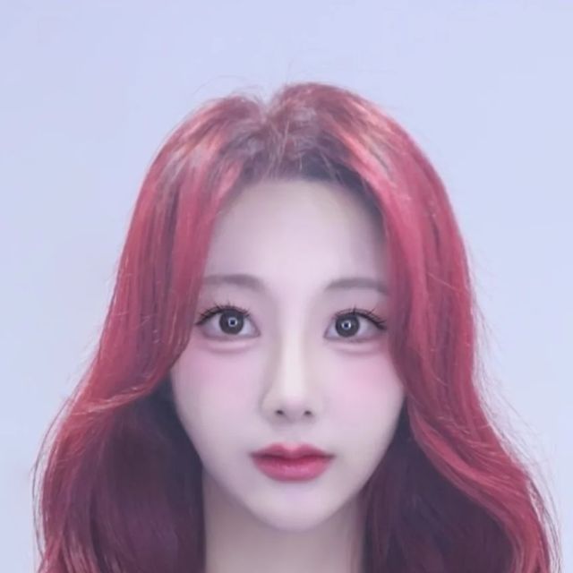 유리 🎀 𝕐𝕌𝕃 on Instagram: "#협찬 #헤어모델 가을엔 빨간색이지 ❤️
내가 원하던 쨍하고 쿨한 레드컬러 ❗️❗️
탈색 그만하고 싶어서 선택했던 컬러인데
머리뿌리도 빨갛게 잘 나와서 너무 신기한거 있죠ㅠㅠ!!
.
하늘아래 같은 레드는 없다, 다들 아시죠?!
현비쌤과 상담해서 원하는 컬러를 입혀보아요~🥰

@arish_hyunbbi"