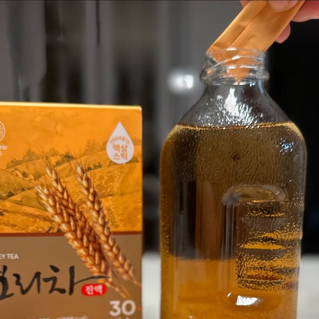 복승이🍑 on Instagram: "#AD 보리차 끓이지 말고, 맥널티 티브루 보리차 진액으로 3초만에 완성하세요!🫖

출근 준비에 바쁜 아침, 물에 쏙~ 넣기만 하면 고소한 보리차가 완성되는 맥널티 티브루 보리차 진액 덕분에 정말 편해졌어요. 
티백처럼 우리고 식히고 냉장 보관할 필요도 없고, 500ml 생수에 바로 섞으면 끝!

진짜 간편해서 사무실에서도 매일 챙겨 마시게 돼요.

티브루 보리차는 98% 국내산 보리를 사용해서 깊고 깔끔한 맛이 나고, 프락토올리고당이 들어 있어 장 건 강까지 생각했더라고요. 아이부터 어른까지 누구나 안 심하고 마실 수 있어요.

무엇보다 스틱형이라 가방이나 파우치에 쏙 들어가서 외출할 때도 휴대가 간편하고, 한 박스로 30병 분량을 만들 수 있어 가성비도 최고!

요즘엔 티브루 옥수수수염차, 헛개차도 함께 마시고 있어요. 
물 자주 못 마시는 분들께 강력 추천 합니당⚡️

📌제품링크 https://bit.ly/Teabrew-barley
.
.
.
#맥널티 #티브루 #보리치“티브루보리차 #보리차원액 #액상차 #보리차스틱 #체험단후기 #리뷰어 #제품리뷰 #일상리뷰 #리뷰스타그램 #소통하는계정 #소통환영 #리뷰어일상 #데일리템 #솔직리뷰"