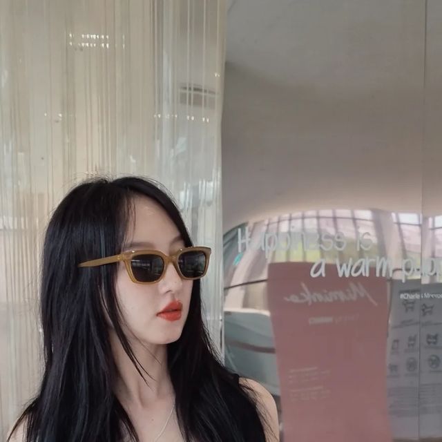 kaheelee 달보드레 콩닥이 꽁냥이 on Instagram: "#광고 @gguba_official 샤이걸은 선그리 필수징 🕶🤎💜 내 퍼컬은 몰라도 내 선구리는 웜톤이라규🖤🤎 #껴바 #gguba . . 🤎브라운 컬러의 감각적 디