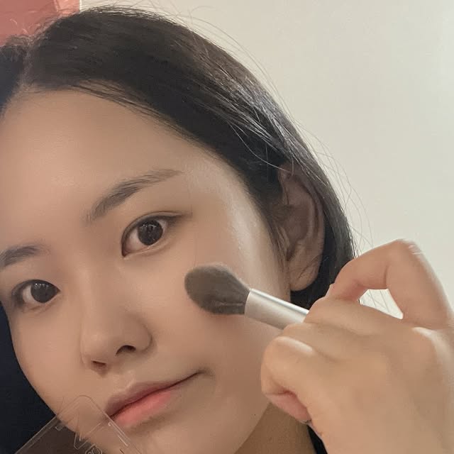 뽀로롱공쥬님 on Instagram: "메이크업할 때 꼭 챙기는 투에이엔(2aN) 올리브영픽 추천템을 소개해드릴게요💓 8월 신제품으로 나온 러브 버블 컬렉션부터, 꾸준히 인기 있는 롱 웨어링 파운데이션 미니, 그리고 컬러감이 매력적인 듀얼 치크 & 퓨어 글래시 하이라이터까지 —🖤😍 

듀얼 치크와 퓨어 글래시 하이라이터는 생기와 광채를 더해줘서 전체적인 완성도를 높여줬어요:) 러블리한 무드에 실용성까지 갖춘 이번 신상들, 진짜 놓치면 아쉬울 정도예요! 단순히 예쁜 컬러감뿐 아니라, 실제 사용했을 때 밀착력, 지속력, 발색, 휴대성까지 만족스러웠습니다.💗

#올영픽 #올리브영추천템 #올영필수템 #러브버블컬렉션 #롱웨어링파운데이션미니 #컬러플레이듀얼라이너"