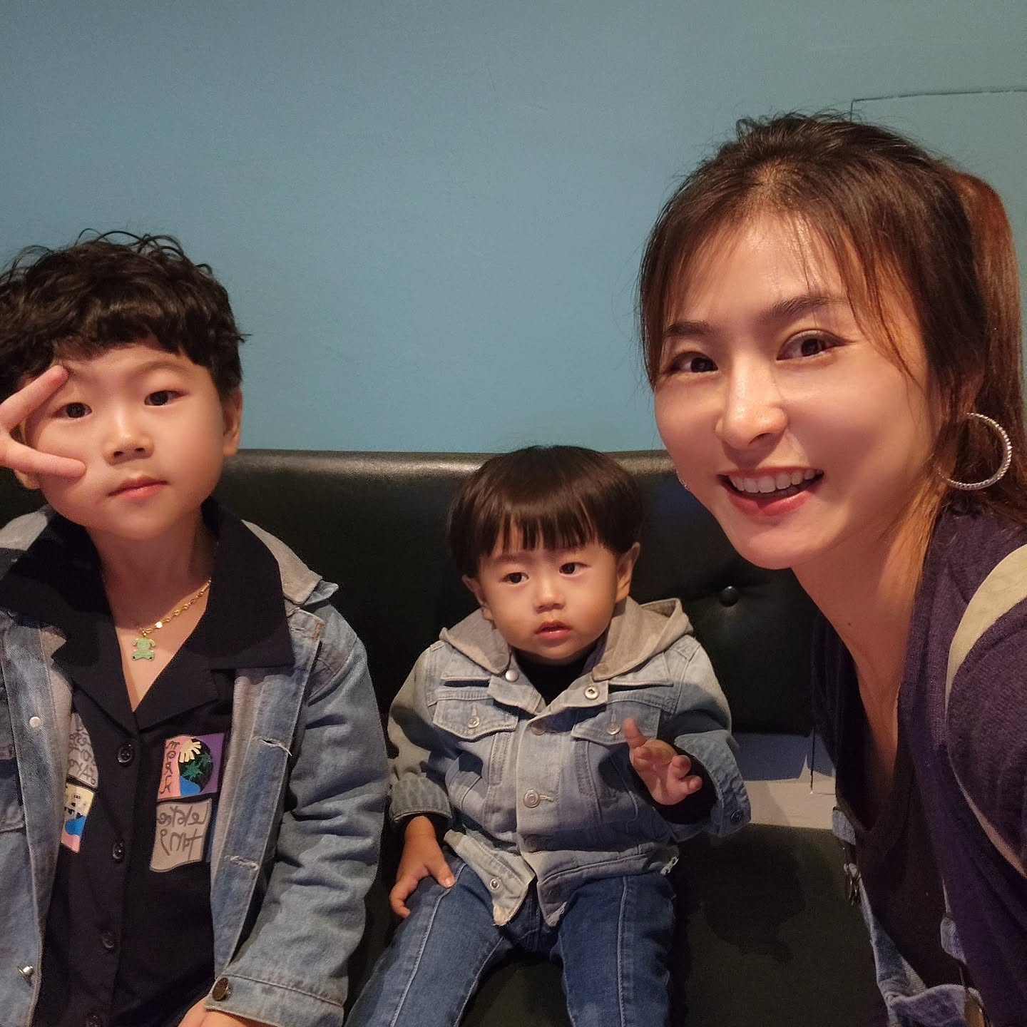 아빠 야근일때는 저녁먹고 호공나들이
돗자리 펴놓고 스탬프놀이도하고 퀴즈도 풀고
요아정갔다가 코인홀릭 동전노래방🫶
그랑파사쥬에 있어서 호수나들이하면서 들리기좋고
딱 몇곡씩만 부를수있어서 충전해두고
쭈니 가고싶다고할때마다 마무리로 다녀온다.

엄빠 공부할때 코인노래방데이트 자주했는데
보석이들이 벌써 이만큼커서 같이 다니다니😍😍

얼른 쭈니석이가 부르는 노래가 많아지면 좋겠당
아, 엄마아빠도ㅋㅋㅋ
20년전 싸이월드노래말고 요즘 노래 부르고싶어😂

#보석형제 #형제육아 #동전노래방 #코인노래방 #코인홀릭동탄호수점 #한국을빛낸100명의위인들 
#위인노래에맞춰 #둠칫둠칫 #흥겨운세모자