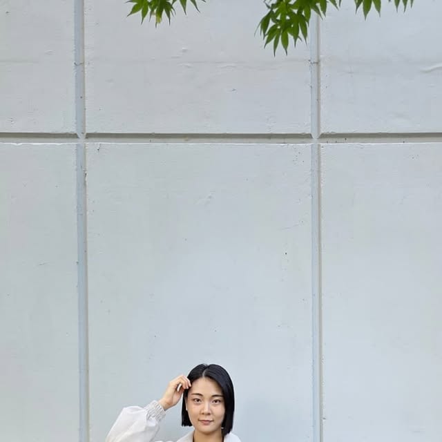 s_Habaek on Instagram: "이번에 '스탠다드에러'의 "블루종 레더 자켓 아이보리"를 입어 보았는데요🤗 

'스탠다드에러' 만의 클래식하면서도 힙한 느낌의 자유로운 스타일로 입어 보게 되어서 너무 기분이 좋았어요😍 

평소 꾸민듯한 느낌의 룩을 좋아했는데 요즘들어 꾸안꾸의 느낌이 유행이면서도 저또한 점점 관심을 가지게 되었는데 이번에 '스탠다드에러'의 "블루종 레더 자켓"을 입어 보았는데 꾸안꾸의 시크한 간지가 무엇인지 '스탠다드에러'를 통해서 다시한번 입문하게 되었네요😘 

클래식한 카라넥 디자인을 포인트로 저처럼 카라넥 스타일을 선호하면서  깔끔하게 갖춘 느낌의 블루종 자켓을 좋아하시는 분들은 더욱 강추드려요~🥰 

2WAY 지퍼로 다양한 스타일로 연출이 가능해서 활용도도 높으며 레더 소재의 정적인 느낌을 부드럽게 해주는 기분이라 더욱 맘에 들었어요😊 

소매와 밑단이 밴딩으로 마무리 되어 있어서 안정감있는 핏감도 역시 마음에 들었구요!☺️ 

소프트한 터치감으로 편안한 착용감에다가 루즈~오버핏으로 제작되어서 활동성도 높아지고 고급스러움도 느껴져서 하나같이 다 맘에 들더라구요!! 컬러마저도 너무 부드럽고 고급스러워보였어요😚 

정말 강추하는 자켓이예요❣️❣️❣️ 

#광고 #스탠다드에러 #STANDARDERROR #남여공용자켓 #자켓 #데일리룩 #가을데일리룩 #자켓추천 #간절기아우터 #레더자켓 #스웨이드자켓 #jacket #パンツ #outer"