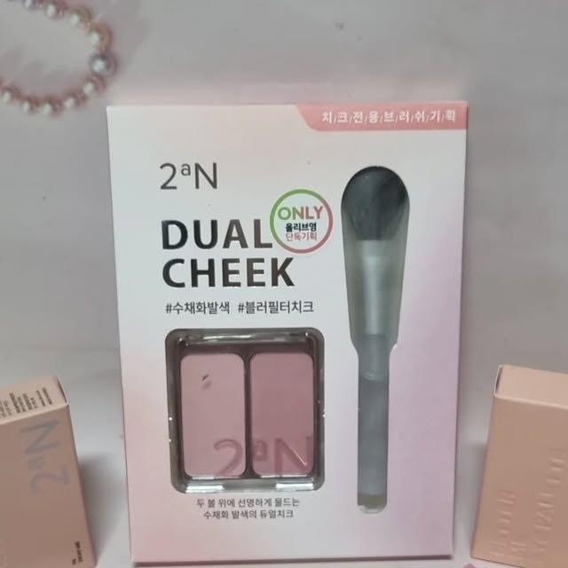 최유미 on Instagram: "#광고 🎁올리브영 투에이엔 블루밍 가든 컬랙션 For light & Bright  ⋰˚☆ 🎀 정원의 흩날리는 꽃잎의 화사한 감성을 담은 Blooming Garden컬랙션을 저는 미리 만나보았어요 아