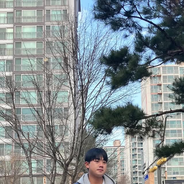 성의 on Instagram: "#광고 좋을 일 가득있길 :) - - #제품제공 @1rony9orno_official 제공받았습니다. 💌 비건레더 크루얼티프리 싱글 카라넥 레더 자켓 레더 소재로 루즈하고 오버핏감의 실루엣으로