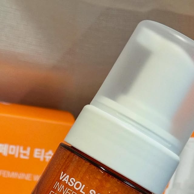 백주현 on Instagram: "🧡바솔 이너 밸런싱 포밍워시🧡 🧡바솔 이너 페미닌 티슈🧡 ⠀ 올리브영 위생용품코너에 항상 잘보였던 [바솔] 예쁜 주황색 패키지가 궁금해서 눈이 가던