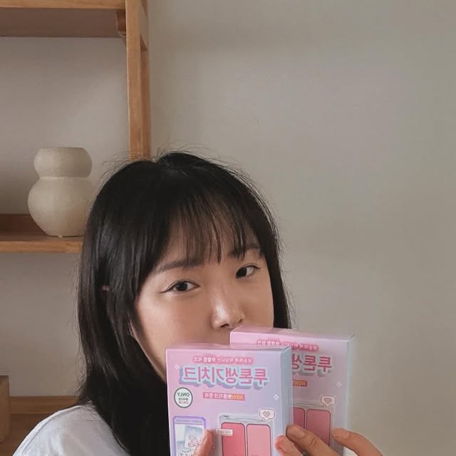 채아 on Instagram: "#광고 #협찬 
⠀
⠀
▪️투에이엔 롱 웨어링 파운데이션 미니 21호
⠀
개인적으로 웜톤한테 너무 잘 어울릴거 같은 21호 아이보리!
15ml 귀여운 파운데이션으로 들고 다니기도 너무 편하고,
피부가 뽀송해져 여름에 쓰기 딱(!!)
⠀
⠀
▪️투에이엔 글레이즈 바운싱 틴트 16 슈가 버블 기획 세트
⠀
▪️투에이엔 글레이즈 바운싱 틴트 15 피치 버블 기획 세트
⠀
슈가 버블 신상 컬러✨
여리 핑크립, 베이스립으로 사용하기 너무 좋아요
뭉침 없이 발리고, 쫀쫀한 제형으로 지속력👍🏻
⠀
⠀
▪️투에이엔 듀얼 치크 16 핑크 텐션 기획 세트
⠀
▪️투에이엔 듀얼 치크 17 버블 하트 기획 세트
⠀
⠀
개인적으로 쿨톤한테 너무 어울릴거 같은 핑크 텐션!
퓨어 핑크 색상이고, 너무 차갑지 않아 보이고 색감 너무 예뻐요!
⠀
버블 하트는 쿨톤, 웜톤 모든 사람이 잘 어울릴 색상이에요
투에이엔 신상 치크라인 너모 예뻐요🙊
⠀
⠀
▪️투에이엔 퓨어 글래시 하이라이터
⠀
너무 과하지 않은 입자에 자연스럽게 발리는 하이라이터
개인적으로 너무 잘 사용하고 있는 제품이에요!
은은한 발색에 손으로 발라도 피부에 매끄럽게 밀착 되요!
⠀
⠀
▪️투에이엔 베러 미 아이팔레트 02 페어리 기획 세트
⠀
총 여섯가지 조합으로, 일상에서 부터 다양하게 활용할 수 있는 색상 구성!
베이직 아이템으로 실용성 최고에요
1회만 발라도 발색이 잘 되는 편이고, 웜톤, 쿨톤 상관 없이
잘 어울릴만한 색상으로 너무 잘 사용하고 있는 제품!
⠀
⠀
▪️투에이엔 컬러 플레이 듀얼 라이너 02 베베 핑크
⠀
데일리로 가지고 다니기 너무 편한 투에이엔 듀얼 라이너
한쪽은 은은하게 물드는 애교살 컬러와, 
다른 한쪽은 음영감 있는 라이너로 듀얼라이너 하나만 들고 다니면
애교살과 라이너 한번에 해결 가능!
여리여리한 핑크 조합으로 부드럽게 발리면서 지속력도 좋아요!

⠀
지금 바로 올리브영에서 만나요 💗 ˖࣪｡･:*:･ﾟ★,｡･:*:･ﾟ☆
⠀
⠀
#올영픽#올리브영추천템#올영필수템#러브버블컬렉션
#롱웨어링파운데이션미니#컬러플레이듀얼라이너"