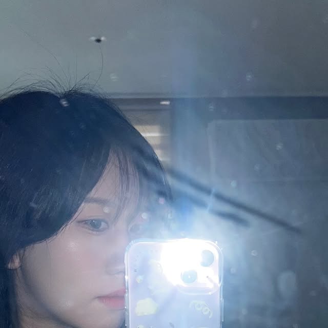 명희 on Instagram: "That's so fetch !
나 요즘 플래시 터트리기에 맛들렸어📸✨
거기에 맥세이프 기능을 곁들인 실버 폰케이스까지..🩶
🗣️갤럭시 기종도 있대!!
.
.
.
#광고 #무신사 #페스티버 #폰케이스 #festiver #페스티버폰케이스 #아이폰케이스 #갤럭시케이스 #selfietime #거울샷 #거셀 #플래시샷 #눕시 #폴로  #mirrorselfie"