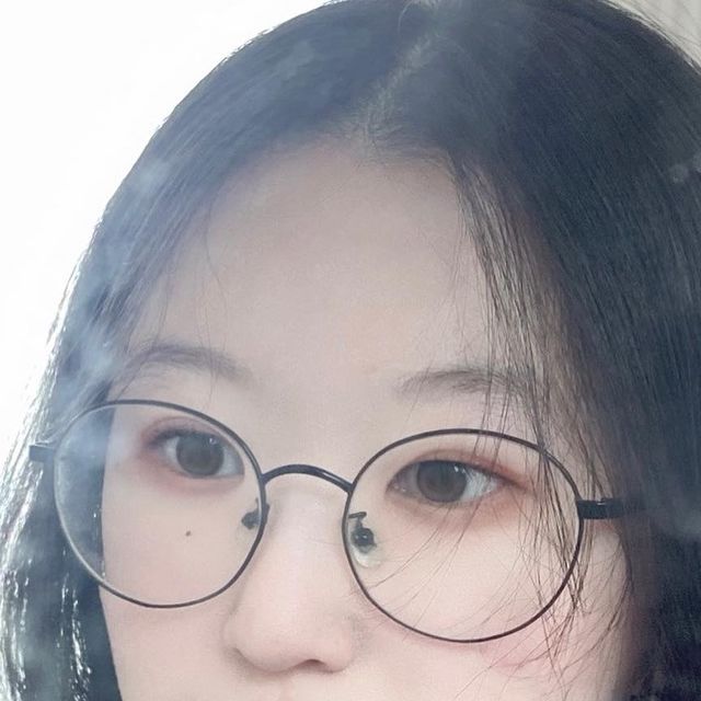ℎ𝑦𝑢𝑛𝑗𝑖 on Instagram: "@brookesia_official #광고 🦎🧡🦎
피부 바깥의 불필요한 유분감은 걷어내면서, 피부속 수분감은 오래도록 유지할수 있게 도와주는 브루케시아 스킨케어링 매트 쿠션❕:)❕사진 속에 들고있는 쿠션이 브루케시아에서 지금 엄청 핫한 따끈따끈한 신상이라규용!!!!!🤭👻📢🔈

저는 이걸 사용하면서 가장 좋았던점이 수분기를 완전히 다 뺀 건조한 매트가 아닌 텍스처의 편안하고 촉촉한 질감은 살리면서 근본적인 유분 컨트롤이 가능하다는점이 최고였움!!☘️이거야말로 진정한 반.무.광.쿠션!!!‼️‼️ 지금까지 사용해왔던 쿠션이랑은 거리가 멀지만 앞으로도 브루케시아를 통해서 알게 된 쿠션 덕분에 반무광 쿠션도 종종 사용할듯 합니당:) 진짜 여기는 패키지+ 오랜유지+ 피부표현이 너무 맘에들지 모에융 ㅠㅠ💗💗🌿아 맞다 그리고 이건 제 거울샷을 좋아해주셔서 특별히!! 이번 업로드는 거울샷으로 올려봅니당:) 고마오용 히헤헤헤헬🥺🤍📸 

#쿠션추천#매트쿠션#쿠션파운데이션#쿠션팩트추천"