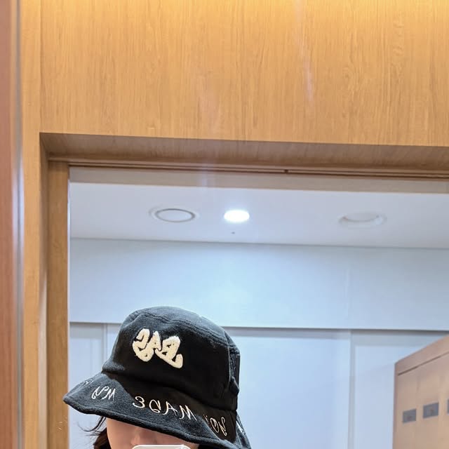 송하나ㅣ럽리유아 on Instagram: "라운딩 자주 다니는 친구한테
바스골프 모자 선물했어요.

햇빛이 강해지는 요즘,
자외선 차단은 아무리 강조해도 부족하잖아요.
게다가 바스골프는 통기성도 좋고,
무게감이 거의 없어서 하루 종일 써도 편하대요.

무엇보다 디자인이 깔끔해서
골프웨어는 물론, 데일리 패션에도 찰떡이에요.
필드 위에서는 프로처럼,
일상에서는 감각 있게— 그런 무드?

패션 감각 있는 친구가 딱 좋아할 스타일이라
선물하고 나서 괜히 뿌듯했어요☺️

센스 있는 골프 모자 선물 찾는다면
바스골프 추천드려요.

#바스골프 #골프모자 #골프패션 #골프웨어 #자외선차단 #선물추천 #필드룩 #데일리룩"