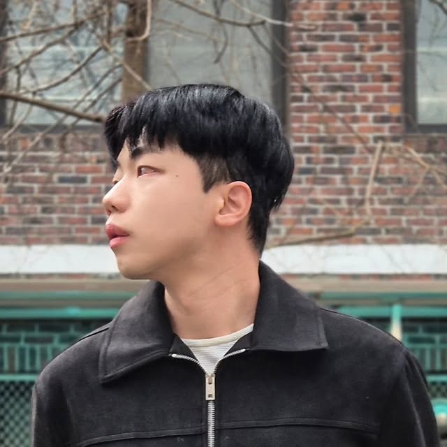 조성진 on Instagram: "#광고 간절기 가볍게 걸치기 좋은 스웨이드 자켓 🖤 아이러니포르노화이트라인(@1rony9orno_official) / 바이커 칼라 스웨이드 자켓 ▪️ 가벼워서 부담 없이 걸치기 좋고, 실