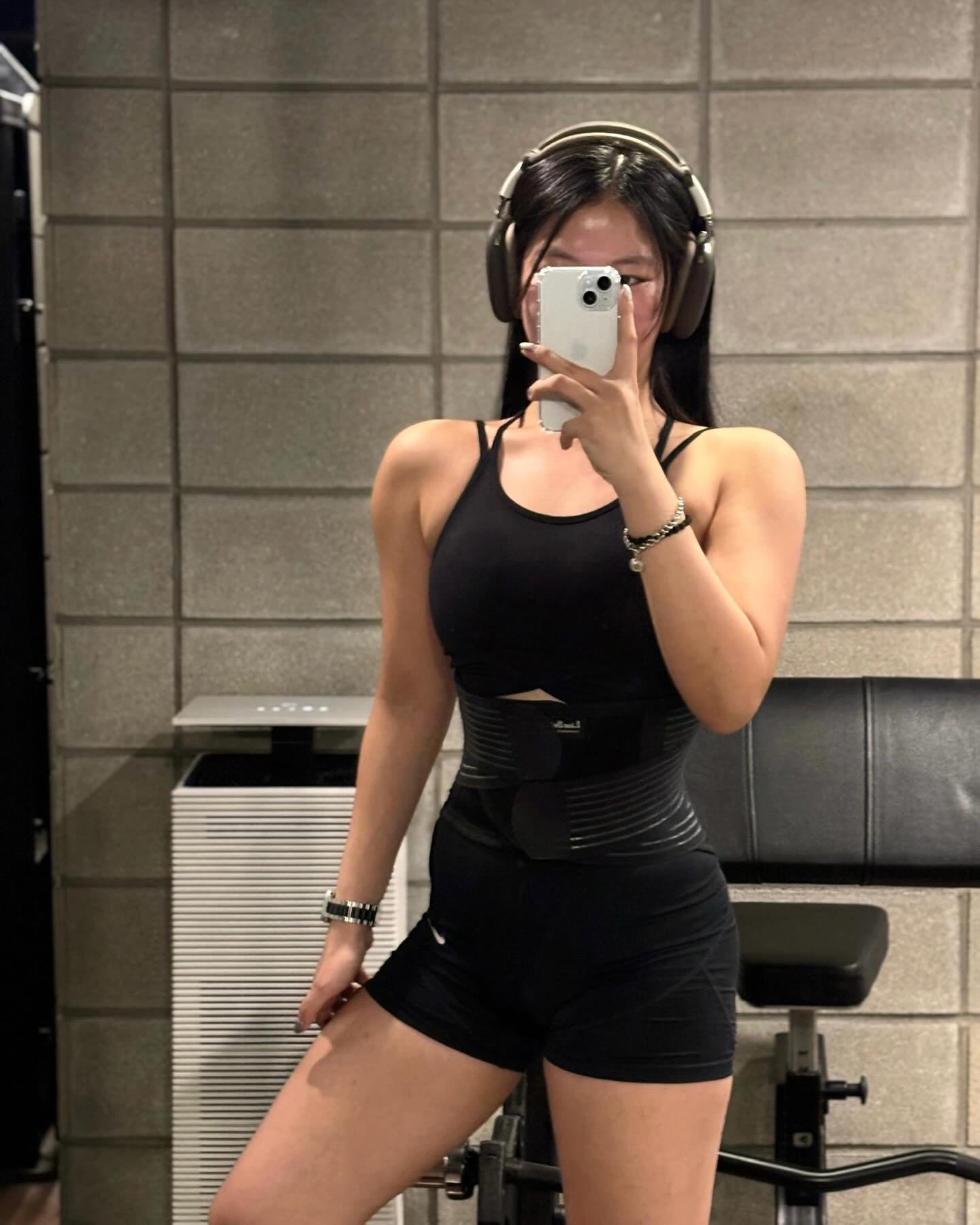 허리를 못 꺾어서 시그니쳐 포즈가 바뀌었습니다 🍒
모두 월요팅 연경팅하세요 !!! 🩷

헬스장 gym_tipi_1 
#오운완 #오하운 #운동하는여자 #운동협찬