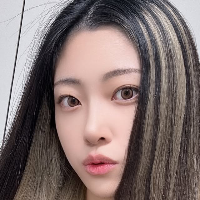 즌이🎀 | 대구카페투어 | 시소맘 | VIP•FAM👑 on Instagram: "#협찬 👱🏻‍♀️
집에서 간단히 염색하는 꿀팁 !

물 다빠진 볼품없는 노랑머리..
너무 질리고 보기싫어서 덮고싶은데
출산후 미용실을 갈 여유가 없다🥲

그.런.데 ! 포기하고있던 찰나
집에서 30분컷으로 색 바꿔버렸지 뭐에요??

아마존 베스트 셀러상품인
케라컬러 컬러샴푸로 대변신👱🏻‍♀️🩵

안전한 성분에 동물실험X, 동물성원료X
크루얼티프리 제품이라 인체에도 환경에도 무해하니
집에 아기가 있어도 걱정없이 사용가능해요 
저 맨손으로 하는거 보이시죠? 완전 무.자.극

마른모발, 젖은모발 상관없어서 너무 좋고
자극적이지 않고 향긋한 염색샴푸🧴
저 향에 굉장히 민감한데 고급지고 넘좋아요!

컨디셔너 기능도 있어 린스를 하지않아도
찰랑찰랑 머릿결 완~전 부드러워진다는거👍🏻

저는 보다싶이 실버컬러 해보았는데
컬러가 19가지나 있어서 타사제품들에 비해
선택의 폭이 넓어 빨주노초파남보 뭔들 !!
하고싶은 색상을 낼 수 있다는점이 최고에요😙

물빠진 컬러 체인지 하고싶다면!
케라컬러 컬러샴푸 추천드려봅니다🩵🩵

@keracolor.kr 

#염색 #컬러염색 #새치염색 #케라컬러 #3in1샴푸 #컬러염색약 #아마존1등염색약 #컬러샴푸 #케라틴 #무손상샴푸 #crueltyfree #크루얼티프리"