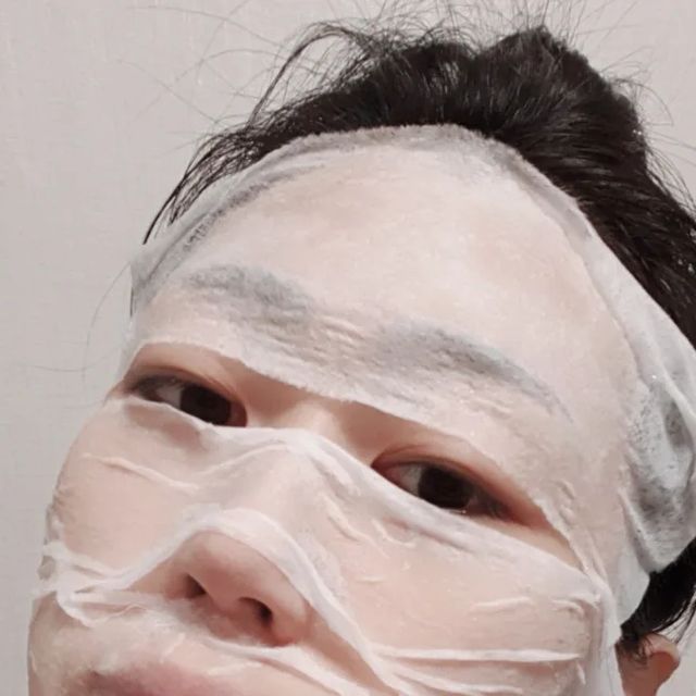 𝗞𝗜𝗠 𝗝𝗜 𝗪𝗢𝗡 on Instagram: "#제품협찬광고 
[에이프릴스킨]핑크 알로에 비타 토너 & 모찌 스킨팩 화장솜 

초강력 트러블 진정 핑크알로에 비타 토너!
핑크 알로에 토너팩으로 빠르고 강력한 트러블 진정 효과
시원한 쿨링감과 촉촉하고 산뜻한 제형☺
민감 피부도 안심하고 사용 할 수 있는 약산성 토너 :-) 

모찌처럼 쫀~득하게 늘어나서 피부에 들뜸없이 착! 붙는 모찌 스킨팩 화장솜
텐셀 원단으로 수분 유지력이 극대화되어 촉촉함은 오랫동안 유지
민감 피부, 여드름성 피부도 안심하고 사용 할 수 있는 저자극 화장솜 

핑크 알로에 비타 토너와 모찌 스킨팩 화장솜을 함께 사용하면
피부 깊~숙히 유효성분을 전달하여 미맥, 진정, 흔적케어 시너지 효과는 UP!👍

*핑크 알로에 비타 토너 구매 시 모찌 스킨팩 화장품은 증정! 

✔에이프릴스킨 구입처 
https://m.aprilskin.com/product/detail.html?product_no=1316 

@aprilskin_korea

'해당 리뷰는 제품을 협찬받아 작성되었습니다'

#광고 #저자극토너 #진정토너 #데일리토너 #토너추천 #에이프릴스킨 #핑크알로에비타토너 #스킨팩 #토너팩 #모찌스킨팩화장솜 #미백토너 #미백케어 #톤업토너 #트러블 #민감성피부 #여드름성피부 #비타토너 #트러블진정"
