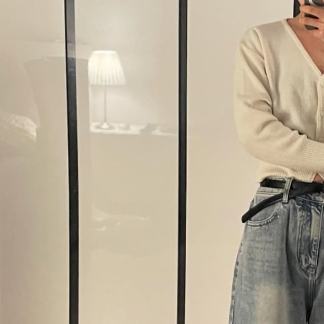 린 on Instagram: "#협찬 데님맛집 #스탠다드에러 💙💙 바지핏에 진심인 사람으로써 너무 완벽하다고 생각하는 핏..! 빈티지한 워싱도 힙 그자체라 위에 아무거나 걸쳐도 다 잘어울려서 요새