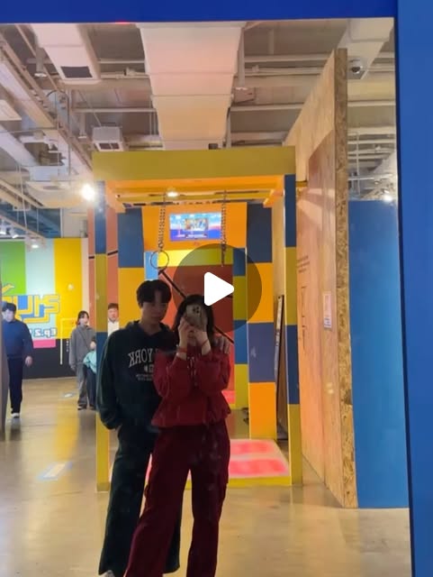 우당탕탕갱아 on Instagram: "#광고
끈적끈적 바르는 로션 이제 안뇽👋🏻 미세하고 고르게 분사되는 @denong_official 프리미엄 #바디로션 스프레이로 각질케어, 보습, 몸 피부 트러블까지 간단하게 케어 완료✨

🧴판테놀과 비타민 D 성분 함유
•촉촉하면서 보습감이 오래가서 하루종일 당김이 덜함

🧴식물 유래 특허 성분 4가지 함유
•달맞이꽃추출물, 대왕소나무추출물, 당느릅나무뿌리추출물, 칡뿌리추출물
•모공 속 노폐물을 정리하고 피지 조절에 도움을 줌

🧴흰버드나무껍질추출물의 탄닌 + 살릭실릭애씨드 함유
•모공 속 노폐물과 각질을 부드럽게 케어
•오돌토돌 닭살피부로 고민인 분들이 사용하기 좋음

🧴달맞이꽃, 갈근, 솔잎, 유근피 혼합추출물
•모공 축소와 피지 분비 억제용 화장료 조성물(특허 성분 솔루션) 함유
•닭살피부, 각질, 오돌토돌 피부결 모두 사용하기 좋음

🧴민감성 피부 자극테스트 완료
•예민한 피부, 민감 피부도 사용 가능

🧴처음 뿌릴 때는 은은한 플로럴 계열의 기분 좋은 향이 퍼지지만 시간이 지나면 부드러운 잔향으로 변함

🧴사용 후 끈적임❌ 바로 흡수되어 옷입기 부담❌ 보습력이 오래 지속되어 건조함으로 인한 가려움⬇️

🧴2~3회 흔든 후, 샤워 물기를 닦고 몸에서 15~20cm이상 거리를 둔 채 원하는 곳에 골고루 분사

런닝맨 리벤지 실패🥹

👚에이치덱스 : 릴렉스핏 배색 크롭 티셔츠(레드 화이트)
👖젝시믹스 : RX 젤라 인텐션 포켓 바이커 쇼츠 3.5부(클래식 블루)

#드농#바디로션스프레이#모공각화증#바디미스트#미스트#바디케어#보습#각질케어#눈바디#바디체크#자기관리#뷰티#운동#헬스#일상#ㅇㅇㅇ#body#bodycheck#beauty#healthy#workout"