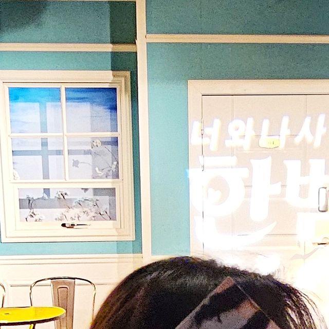 스윗써니 on Instagram: "#광고 

남편과 오랜만에 대학로 연극 데이트💕

로맨틱 코미디 연극 <한뼘사이> 
워낙 유명한 연극이라 많이 보셨을텐데요. 

대학로 데이트 연극답게 달달한 핑크빛 
분위기 물씬~~
썸타는 사이에 보면 좁은 자리처럼 
금방 친밀감 생기는 기분 좋은 연극이랄까?
실컷 웃고 공연 즐기고 나와 
가볍게 술 한잔 마시면 그야말로 
완벽한 데이트 코스 그잡채랍니다.

#혜화연극 #대학로연극추천 #연극추천
#대학로공연  #연극후기 #연극 #한뼘사이
##instamoment #instamood #dailygram 
#daily #photopic  #instagood   
#부부스타그램 #데이트"