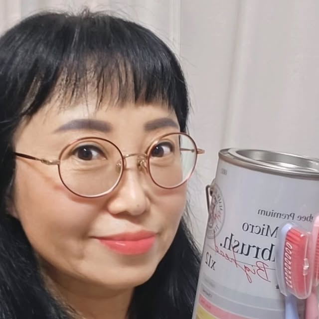Kyoungsun Yun on Instagram: "#광고 

양치할 때마다 칫솔모가 작아서 구석구석 잘 안 닦이는 느낌이 들었는데, 그러다 알게 된 게 바로 지그비 5도 곡선형 빅헤드칫솔이에요. 처음엔 헤드가 크면 불편하지 않을까 했는데, 5도 곡선형 디자인 덕분에 치아와 잇몸 라인을 따라 자연스럽게 밀착되니까 구석구석 꼼꼼하게 닦이더라고요. 특히 어금니 뒤쪽이나 치아 사이사이까지 시원하게 세정되는 느낌이라 진짜 속이 다 시원했어요.

게다가 인체공학적 그립감으로 손에 착 감기는 핸들도 마음에 쏙 들었어요. 물에 젖어도 미끄러지지 않고, 가볍고 탄탄해서 사용하기 너무 편하더라고요. 무엇보다 칫솔 뒷면에 혀클리너까지 있어서 양치할 때 혀의 백태까지 말끔하게 제거할 수 있으니 입냄새 걱정도 줄어드는 느낌이에요.

또 온가족이 넉넉하게 쓸 수 있는 12개입 대용량이라 가성비도 정말 좋고, 칫솔 교체 시기에도 부담 없이 새 걸로 갈아 쓸 수 있어서 위생적으로도 만족스러웠어요.

저처럼 치아 사이사이 꼼꼼한 세정을 원하시는 분, 강력한 플라그 제거로 개운한 양치를 하고 싶으신 분들께 정말 추천드려요. 양치할 때 입 안 가득 시원하게 닦이는 그 느낌, 한 번 써보시면 왜 좋은지 바로 아실 거예요.

#지그비칫솔
#빅헤드칫솔 #5도곡선형칫솔 #인체공학그립감 #혀클리너칫솔  #칫솔추천 #지그비  #치아사이꼼꼼세정 #플라그제거 #입냄새케어 #구석구석양치 #양치맛집 #온가족칫솔"