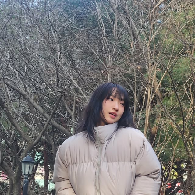 손솔빈 on Instagram: "#협찬
[오사와 OW-183 미츠리 크롭 하이넥 패딩]
•
•
•
@osawa_official
•
•
•
6가지의 화이트, 네이비, 캐멀, 브라운, 라이트 카키, 딥 카키, 핑크, 퍼플, 블루, 라이트 그레이, 블랙에 베이직한 컬러들로 폭넓은 선택 가능한데다!
비율이 좋아보이는 크롭 기장감을 가지고 있어 다리가 길어보이는 Magic~🎩
또 밑단이 스트링으로 되어있어 자유롭게 조절할 수 있다는 점
그리고 무엇보다 가벼운 소재로 이루어져 있어서 다른 패딩과 확연한 무게 차이를 느꼈어요!!!
•
•
•
#광고#오사와#OSAWA#패딩숏패딩하이넥패딩크롭패딩여성스트릿캐주얼페미닌트렌디룩데일리룩코디추천모던시크"