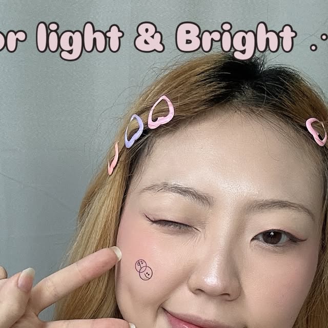 Hailey & Popo ✨🍽🐶🇰🇷 | Beauty · Food · Dog on Instagram: "#광고 🎀 For light & Bright ⋰˚☆

올여름 메이크업, 달콤하게 버블업 💗
올리브영 올영픽으로 선정된 2aN 러브 버블 컬렉션을 직접 써봤어요!

오늘은 제가 매장에서 하나하나 골라온 제품으로 
러블리한 데일리 메이크업 튜토리얼을 보여드릴게요 ✨

롱웨어링 파운데이션 20호 피치로 
피부 톤을 고르고 결을 매끈하게! 
얇지만 커버력은 확실해서 여름에도 무너짐 걱정 없어요🥹

아이 메이크업은 배러 미 아이 팔레트 16 버블캔디로!
부드러운 핑크와 달콤한 포인트 컬러들이 
눈매를 사랑스럽게 물들여줘요 🍬

여기에 컬러플레이 듀얼 라이너 04 로지캔디로 
점막과 언더까지 또렷하게!
부드러운 발림에 뭉침 없이 깔끔하게 표현돼요💗

치크는 듀얼 치크 16 핑크 텐션, 17 버블 하트로 발색을 해봤는데
제 오늘의 초이스는 핑크 텐션💕

하이라이터는 퓨어 글래시 하이라이터 IV01 슈가 베일로 
광대와 콧대, 눈 안쪽에 톡톡! 
달콤한 빛을 얹은 듯 투명하고 깨끗한 광채가 올라와요✨

마무리는 글레이즈 바운싱 틴트로 입술에 생기를💕
15호 피치버블은 상큼한 복숭아 빛
16호 슈가버블은 달콤한 핑크로 기분 따라 골라 발라요 🍑🍭

이번 메이크업의 핵심은 버블처럼 가볍고 달콤한 무드💖
올영픽 러브 버블 컬렉션, 지금 증정 기획도 많이 하니
올영으로 달려달려 🏃‍♀️

#올영픽 #올리브영추천템 #올영필수템 #러브버블컬렉션 #롱웨어링파운데이션미니 #컬러플레이듀얼라이너 #투에이엔 #2aN #올리브영메이크업 #버블메이크업 #여름메이크업추천 #데일리메이크업"