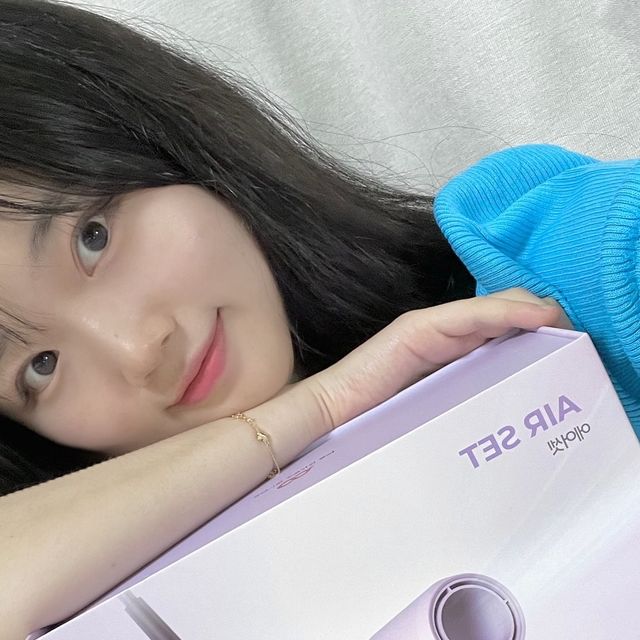 지뿌🙋‍♀️ on Instagram: "#광고 #ad 70만원 부담스럽다구? 괜찮아! 
오늘부터 15만원 에어셋으로 10분 만에 예뻐질 수 있으니까!
-
🥨 다*슨 사야하나 고민하던찰나! 소형가전 기깔나게 잘하는 오아에서 선물 보내주셨는데 다*슨 이제 안사도 되겠어요🥨
🥨가격차이가 퀄리티 차이 아냐!?삐—NOPE🙅‍♀️🥨
➡️ 똑같은 코안다 바람 기술과 음이온 케어로 빠르고 상하지 않게 스타일링 가능!
➡️ 110,000 PRM의 똑같은 분당회전수!
➡️ 프리미엄 BLDC로 2dB이나 낮은 최저소음도!
➡️ 143g이나 더 가벼움!
➡️ 3가지온도 + 2가지 풍속
➡️ 1.8m 긴~~~ 전선
-
✅️구성✅️
드라이
컬링 배럴
라운드 브러쉬
패들 브러쉬 
-
✅️가격✅️
₩148, 000 ➡️ ₩129,000
(네이버 스토어에서 할인중!)
-
✅️똥손 탈출 가이드✅️
✔️ 온풍 10초 후 냉풍 10초
✔️ 머리카락  끝과 컬링 배럴 끝 맞춰서 살살 흔들기
✔️ 오일 바른후 잘 고정해주기
🥨영상 보면 아시겠지만 요렇게만 해주시면 진짜 알아서 돌돌돌 말려가지구 빠르게 손상 없이 스타일링 끝내구 외출 할 수 있어서 삶의 질 수직직직 상승입니다용!!🥨
🥨나 금손인줄 착각하게 해주는 에어랩 넘 좋쟈나~~~🥨
-
☑️ 노즐 교체 시, 잠금 스위치는 본품 끝을 살짝 돌려서!☑️
-
🔎제품 정보🔍
#오아 #에어셋
-
#헤어스타일러 #봉고데기 #드라이기 #빗 #고대기 #멀티드라이어 #헤어스타일링 #다이슨 #에어랩 #가성비에어랩"