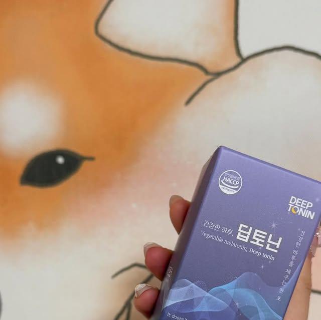 🐶🐕 on Instagram: "#광고 
[딥토닌] 당신의 편안한 밤을 위한 식물성멜라토닌

💜 물 없이도 빠르게 흡수되는 가루형 멜라토닌

💜 걱정없는100%식물성멜라토닌

💜 2배로편안한밤,끝까지고집한시너지부원료

.
.
.
.
.
.
.
.
.
.
.
.
#광고#딥토닌#식물성멜라토닌#식물성멜라토닌효과"