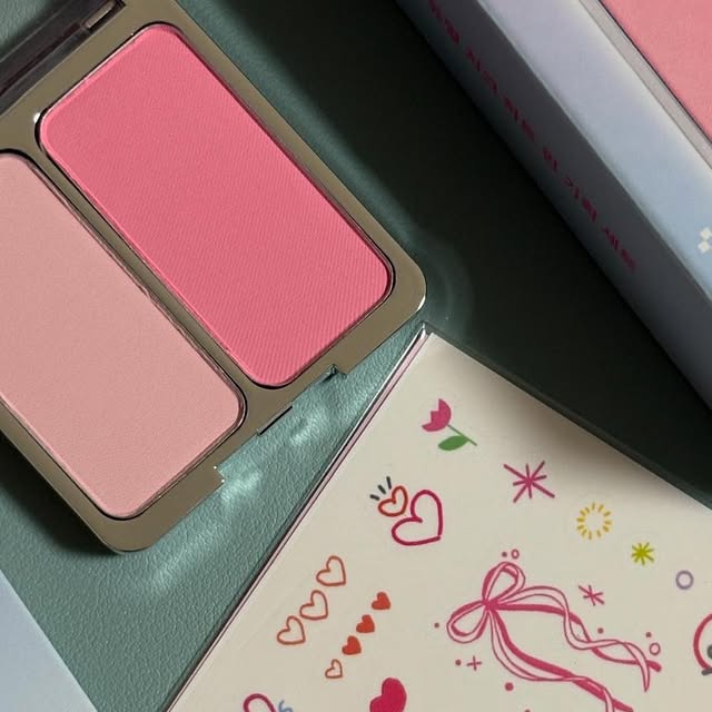 물코키 on Instagram: "#광고 💖 올리브영 _ 투에이엔 득템 후기 💖
⠀
올영 갈 때마다 신상 구경하는 재미 ✨
이번엔 요즘 핫한 투에이엔 제품들로 잔뜩 채워왔어요!
⠀
✔ 롱 웨어링 파운데이션 미니 _ 20 복숭아 / 21 아이보리
✔ 듀얼치크 _ 02 러브 로지 / 14 러브 큐피드 / 17 버블 하트 / 11 쥬시 피치 / 06 핑크 페탈
⠀
파데 미니는 사이즈가 귀여워서 파우치에 쏙 들어가고,
피부에 착- 밀착돼서 요즘 데일리템으로 쓰는 중이에요 🫶
⠀
듀얼치크는 말 그대로 색조 천국…
다섯 가지 컬러 다 분위기가 달라서
기분에 따라 골라 쓰는 재미가 있어요.
발색은 맑고 투명하게 올라와서 얼굴에 생기 팡팡 💗
⠀
컬러 맛집 투에이엔, 올영에서 직접 만나볼 수 있다는 게
제일 좋더라구요! 🎀
⠀
—
#광고 #올영픽 #올리브영추천템 #올영필수템 #러브버블컬렉션 #롱웨어링파운데이션미니 #컬러플레이듀얼라이너
#투에이엔 #듀얼치크 #투에이엔파운데이션 #올리브영신상 #올영한정 #화장품추천 #올리브영득템 #색조맛집"