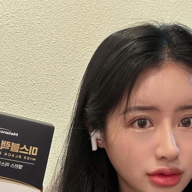 MN on Instagram: "#협찬

미스블랙  유산균이에요 !
요즘 새치 때문에 염색 주기가 점점 짧아져서 고민이었는데, 먹는 관리로 도움을 받을 수 있다는 점이 정말 신기하더라고요. 하루 한 포로 간편하게 섭취할 수 있어서 바쁜 일상에서도 꾸준히 챙기기 좋았고, 분말 타입이라 물 없이도 섭취 가능해서 부담 없었어요. 유산균 베이스라 속도 편안했고, 특유의 역한 맛 없이 먹기 쉬워서 데일리로 관리하기 좋았어요. 꾸준히 섭취하면서 두피 컨디션이 한결 편안해진 느낌이 들었고, 새치 관리에 도움이 되는 제품이라 염색에만 의존하던 분들께 특히 관심 가질 만한 제품이라고 느꼈어요. 겉으로만 관리하는 게 아니라 안에서부터 케어해주는 새치 유산균이라 꾸준히 챙겨보시길 추천!

#새치유산균#새치영양제#멜라닌유산균#새치예방"