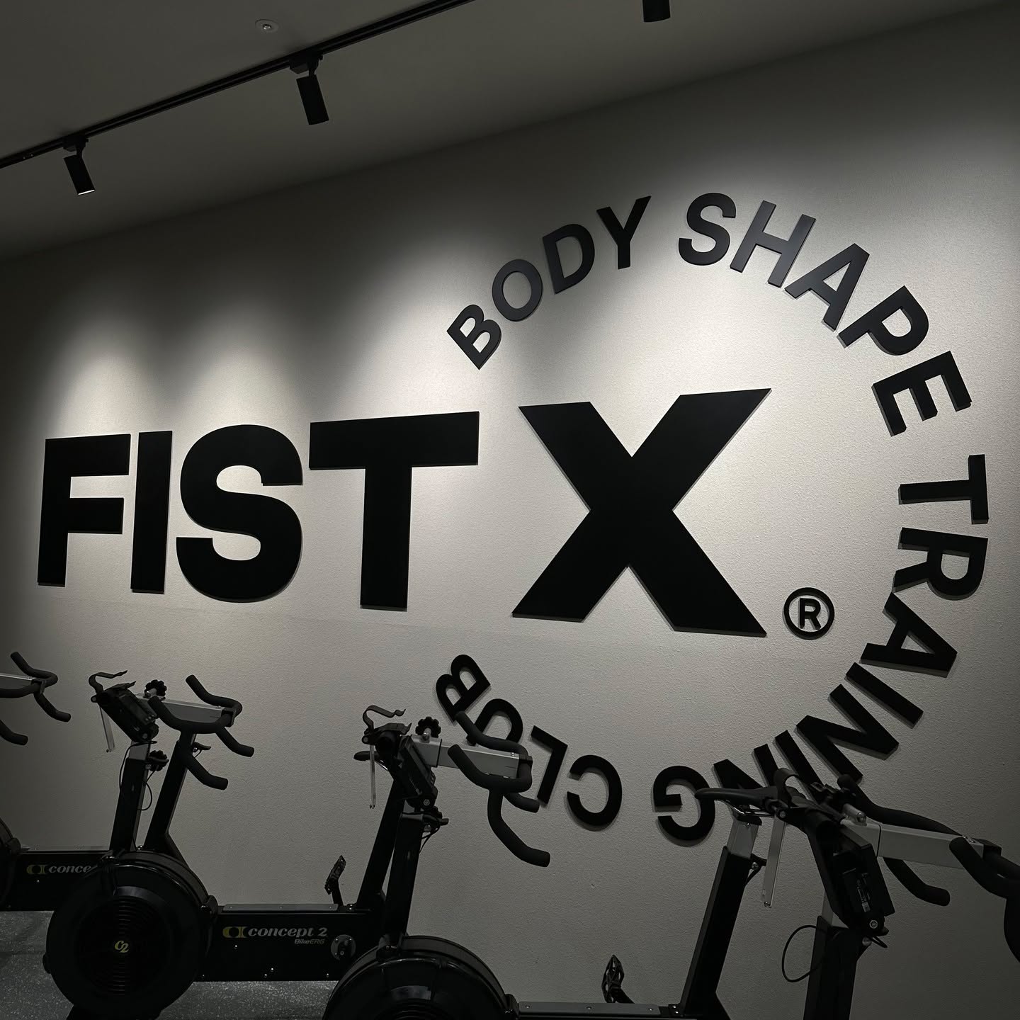 #협찬
한 타임내에 두 가지의 프로그램이 있는 ‘FIST X’

실내 운동만 고집하는 저는 클라이밍과 배드민턴을
병행하고 있는데요!
요즘 새로운 운동이 하고싶어 찾고 있는 도중에
좋은 기회가 생겨 피스트엑스 서울대입구점을
다녀온 후기를 바로 알려드리겠습니다!👇 👇 👇 

✅ 특별한 “Body Shape Training Club“
바로 체형 개선과 건강하고 균형잡힌 몸 만들기에
중점을 둔 트레이닝 방식을 가지고 있어요!

✅ ‘FAT BURN’ or ‘VOLUME’
체지방 감량을 하고 싶다면 'FAT BURN' 프로그램을!
근육량 증가를 하고 싶다면 'VOLUME' 프로그램을!
한 수업내에 두가지 프로그램을 가지고 있어,
체지방 감량 또는 근육량 증가 수업을 선택해
운동을 할 수 있다는 점이 정말 좋았어요!

소규모로 진행되는 만큼 코치님들이 자세를
하나하나 꼼꼼히 잘 봐주시고, 같이 하는
팀원들과 협동하여 화이팅하면서 운동하니
즐거움은 2배였어요!!💪💪💪

또한 탈의실과 샤워실은 청결 그자체!
레몬수가 또 몸에 좋은건 어찌알고..
운동 중간중간 레몬수 섭취까지 완전 최고!

혼자하는 운동이 지겹다 하시면 바로 피스트엑스로 고고!👈

📍 서울 관악구 봉천로 456 지하1층
⏰ fistx_official 참고
📞 0507-1370-1532

#서울대입구 #서울대입구헬스장 #서울대입구피티 #서울대입구크로스핏 #봉천동헬스장 #봉천동그룹운동 #서울대입구역크로스핏 #피스트엑스