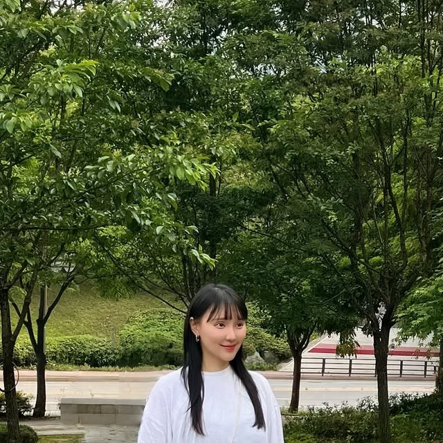 미리 on Instagram: "#광고
오늘은 편한 메리제인 LeMouton 신발신고 나들이 다녀왔어요🌱

아기 데리고 다니려면 편한 신발이 최고인데! 신어본 메리제인 중 제일편안하고 데일리로 착화하기 예쁜요 ! 

메리노 울을 활용하여 개발한 원단 H1-TEX로 맨발로 신어도 부드럽고 편하고 피부 닿는 느낌이 포근하기 까지🤍

심플한 형태의 메리제인 슈즈로 고민하지 않아도 되는 멀티 코디 슈즈

히든밴드&조절 가능 스트랩으로 편의성을 높인 디테일까지 최고예요!

폐 타이어를 활용한 인솔 등 자연친화적 소재를 사용했고 공식몰 교환/반품 무료래요! (공식홈페이지, 공식 운영 스마트스토어)

피로감이 안느껴지고 오래 신은듯 편안함 타사 메리제인 대비 피로감이 덜하고 길들임 없이 편안해요

발볼이 넓고, 발등이 높은 편이더라도 메리노 울의 신축성으로 쉐입이 예쁘고 고무스트랩(히든밴드), 공식몰에서는 사이즈 교환 무료로 가능하다고 해요!

예쁘고 편한 데일리슈즈 찾으신다면 매우 추천해요🤍🪽

#르무통 #메리제인 #편한여성구두 #발편한구두 #데일리코디"