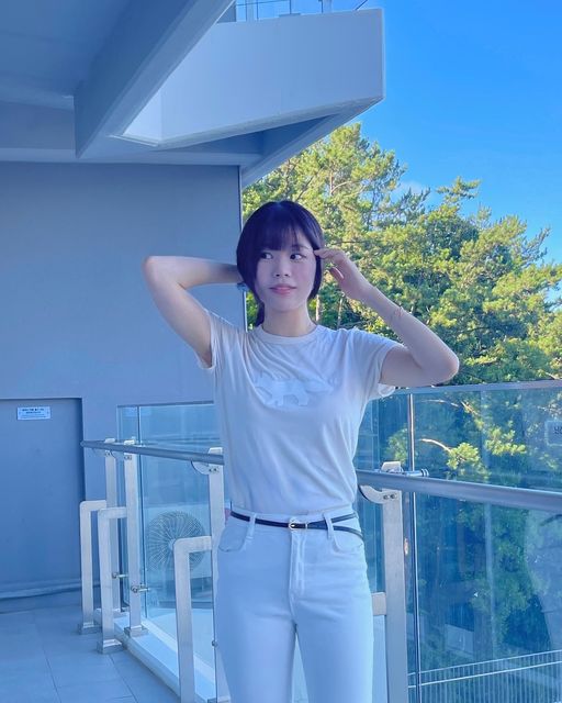 래리 𝒕𝒐 𝒈𝒐? I 패션•ootd on Instagram: "#협찬 여름 광합성중🩵 @right_here_women ✔️ 활용성 높은 얇은 소가죽 벨트 ✔️부드럽고 잘 휘어져서 착용감 👍 ✔️적당한 길이로 딱 예쁘게 떨