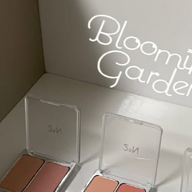 @tiny.archivee on Instagram: "#투에이엔광고 정원의 흩날리는 꽃잎의 화사함을 담은 Blooming Garden Collection 🌹 BETTER ME EYE PALETTE - 02. Fairy 따뜻한 봄을 반기는 차분한 무드의 컬러감으로 애교살부터