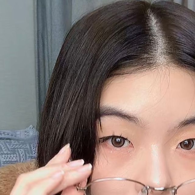 전혜원 전꿀벌 on Instagram: "#광고 Find your color! 오로라 렌즈의 글리 컬러렌즈 기프트 팩을 선물 받았어요🎁 그래픽 직경 - 13mm 🐰글리 그레이 🪨애쉬 그레이+에보니 우드 컬러 - 밀키한 그레