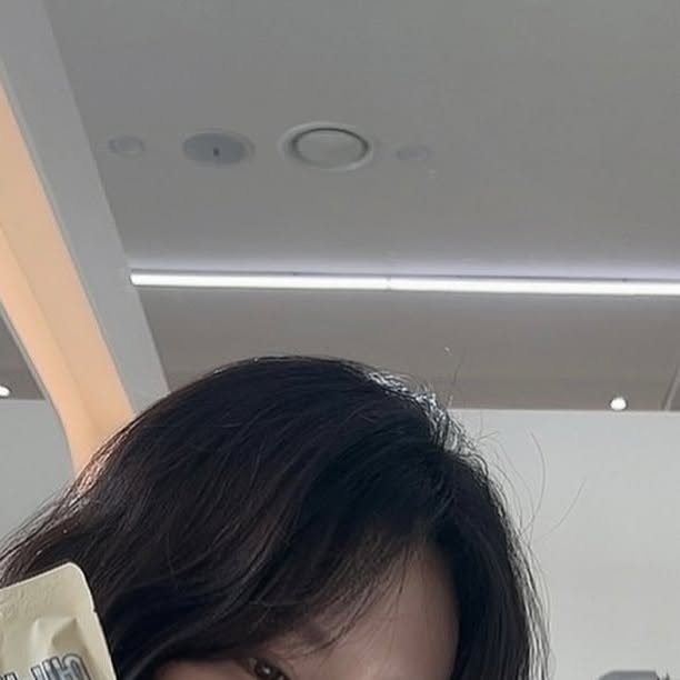 tina on Instagram: "[광고] 
에너지샵 - 지친 나를 위한 급속 에너지 충전 ,에너지 볼트

에너지 볼트는 운동전에 꼭  필요한 성분들을 조합하여 운동효과를 높여주는 에너지 볼트입니다 ‼️

꼭 운동 할때 아니더라도 지친 하루에 한잔 드신다면 💪💪

🌟주원료🌟
과라나 카페인 150mg
L-아르기닌 1500mg
L-카르니틴 1000mg(국내 에너지 음료중 최대 함량!)
타우린 1000mg
복분자 농축액
레몬 농축액

🌟부원료🌟
비타민 C, 비타민 B 복합군, 레드비트 분말, 마카 분말

제가 최근 10일동안 아침마다 꾸준히 한잔씩 마셔본 결과!!

확실히 안마셨을때보다 활기가 생겼고 , 항상 퇴근후 피곤했었는데 최근에서 오전-저녁까지  풀로 해도 피곤하지 않았습니다 

그리고 저는 가장 좋았던 점은 
또 양이 생각보다 많아요!! 배가.. 불러요 ㅋㅋㅋㅋㅋ
그래서 에너지볼트 마시는 동안 
점심시간에 점심을 아예 안먹거나 간단하게 식사를 한 결과 
살이 빠졌어요 ㅋㅋㅋㅋㅋㅋㅋㅋ
다이어트를 의도 한건 아니였는데 배불러서 식욕이 없아지더라구요 ㅎㅎ 
안먹고 살빼시는 분들께 강추‼️ 
좋은성분을 마셨기에 건강하게 살빠지는 아주 좋은 방법‼️

에너지드링크들은 전체적으로 맛이 별로 인데 
이건 천연복분자와 레몬 맛으러 상콤해서 음료수 대신 드셔도 좋을꺼같아요~~ 

그리고 주의점 ‼️ 
카페인 함량이 높으므로 저처럼 카페인 약한분들은 아침에 드시는걸 추천 드립니다 

운동하시는 분들이라면 꼭 챙겨드셔야 하는 부스터 
필라테스 전에 꼭 챙겨마시는 에너지볼트 

에너지볼트 한잔으로 하루 하루 더 건강하게💪

#에너지볼트#에너지샵#에너지음료#운동전부스터#아르기닌#타우린#카르니틴#과라나카페인#에너지충전#에너지볼트⚡
#필라테스#동탄필라테스#동탄역필라테스#에스제이필라테스#동탄2필라테스#다이어트"