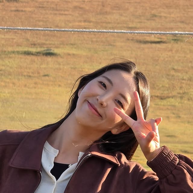 수망 on Instagram: "몽골 출장 때 챙겨갔는데
가을~ 겨울 넘어가는 날씨에 완전 체고🍂❄️

가볍지만 따뜻한 폴리 100%에
루즈 오버핏이라 이너 껴입어도 편하고,
몽골 말이랑도 찰떡콩 🐎🤎
(누가 말인지)

#광고#스탠다드에러  #STANDARDERROR #남여공용자켓  #자켓 #데일리룩 #자켓추천#간절기아우터#스웨이드자켓 #jacket #パンツ  #outer"