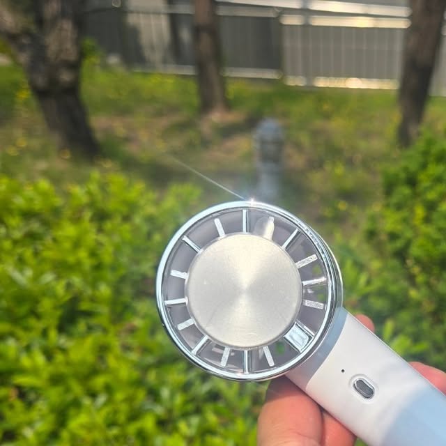 BOKYUNG CHOI on Instagram: "#협찬

요즘 날이 점점 더워져서 휴대용 선풍기는 진짜 필수템
제가 요즘 매일 걸어서 출근중인데, 이제는 날이 점점 더워지니까
슬슬 땀이 나려고 하고 얼굴이 빨게지고 열이 오를때도 있길래
그럴때 사용하기 좋은 작으면서도 손으로 잡기 좋고
열을 빠르게 낮춰줄 수 있는 
SMIRIA 미니 냉각 휴대용선풍기가 딱이다.

사용하기 좋으려면 일단 충전방식도 쉬워야 하는데
C타입 충전방식이라 언제 어디서나 쉽게 충전할 수 있어서 좋다.

순간냉각 기능이 있어서 1초 만에 체온 낮추기가 가능해서
진짜 더운 여름에는 너무 유용한 기능이라는 생각이 든다.
특히 아이들은 체온변화에 민감한데,
아이들 여름에 빠르게 체온을 내려주기 좋은 SMIRIA 미니 냉각 휴대용 선풍기다.

그리고 작고 강력한 휴대용선풍기라서
고속 회전과 강력한 송풍이 매력적인 제품이다.
어느정도로 강력하냐면~
헤어드라이어급 모터를 적용해서 풍량이 기존 선풍이 3배라고 하니 최고다!
송풍모드랑 냉각모드 중 선택이 가능하니까
필요한 상황에 맞춰서 사용할 수 있어서 정말 만족스럽다.

그리고 대용량 배터리가 들어 있어서
한번 충전하면 송풍모드로는 최대 10시간 연속사용이 가능하고
냉각모드로는 최대 2.25시간 연속사용이 가능하다.
진짜 더운데 금방 배터리가 다 닳아서 못쓰는 휴대용 선풍기들이
간혹 있어서 더운날씨에 가지고 외출했다가 당황했던 적이 있는데,
시원하게 오래도록 사용할 수 있어서 최애템이 되었다.

작은 사이즈로 어디에나 쏘옥 넣고 휴대하기 좋고,
스탠딩하기도 쉬워서 탁상용으로도 활용할 수 있다.
그리고 걸 수 있는 방식으로 되어 있어서
가방에 걸어서 다니기도 쉽고, 캠핑을 갔을 때도
걸어두고 사용하기 좋은 다용도 휴대용 선풍기 ~

근데 간혹 바람이 쎄면 소음이 너무 커서
이걸 시원하다고 그냥 써야 하는건지 .. 고민이 되는 경우가 많은데
저소음 디자인이라 소음 걱정도 없으니까
이건 진짜 어디 하나 흠 잡을 곳이 없네 ...

진짜 제일 좋은건 134g의 초경량이라 
계속 손으로 들고 사용해도 부담없는 무게가 짱이다 ~
나도 쓰고 아이들도 쓰려면 하나 더 구매해야 할 듯 ㅎㅎ
진짜 마음에 쏙 드는 냉각 휴대용선풍기라서
추가구매 고민은 할 필요가 없네 >< 
올 여름은 이걸로 조금은 덜 덥겠지 ~ 

📌 2025년 6월 01일 15:00 ~23:00
쿠팡 한정수량 100개!
정가 28,800원 → 초특가 21,800원 판매 예정

📌 https://link.coupang.com/a/cvQGyZ

@smiria2012 🌱

#광고#SMIRIA선풍기#SMIRIA#손선풍기#선풍기#충전식선풍기#휴대용선풍기#선풍기추전"