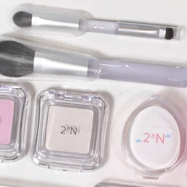✨체험단/리뷰/꿀팁/패션 뷰티 추천✨🙏🏻 on Instagram: "🛍️👀✨
#광고 #투에이엔 #블루밍가든 #올영추천 #봄웜 #봄웜라 #여쿨라이트 #여쿨라 #듀얼치크 #하이라이터 #아이섀도우팔레트 #2an 

올리브영에 색조 맛집 투에이엔이 ?!✨👀
요즘 핫한 브랜드 투에이엔이 올리브영에 입점해 있다고 해서 다녀왔어요 !

색조 맛집답게 제품마다 쿨톤, 웜톤을 아우르는 다양한 컬러가 있더라구요. 색상 폭이 넓은 만큼 누구나 자신에게 딱맞는 컬러로 고를 수 있을거 같았어요! 저도 저에게 맞는 여쿨라이트 색감 위주로 골라봤답니다ㅎㅎ

[ 구매한 제품 ] karamel_be의 투에이엔 pick!🩷
✔️투에이엔 베러미 아이팔레트 14colors
- 07 러버블, 06 스테디
✔️투에이엔 듀얼치크 15 colors
-  핑크페탈, 하트벌룬
✔️투에이엔 퓨어 글래시 하이라이터 12 colors
- 02핑크벨, 01프로스티
✔️투에이엔 포켓 코튼 블러링 스틱 6 colors
- 03베리밀크

1. 투에이엔 베러미 아이팔레트 14colors
올리브영 전체 카테코리 랭킹 1위 팔레트!!🩷
✨ 07 러버블
여쿨라이트라면 좋아할 수 밖에 없는 최고의 색감 조합💘
발색했을때 보이는 컬러 그대로 표현되고, 뜨는 느낌없이 밀착된다는 점이 마음에 들었습니다. 가루날림도 적은 편이었고 특히 포인트로 들어있는 펄이 마음에 들었어요!!

✨ 06 스테디
스킨톤이라 데일리용으로 무난하게 쓰기 좋았어요.
제 기준 웜톤, 쿨톤 모두가 편하게 쓸 수 있는 조합이라고 생각됩니다!! 웜쿨 모두를 아우르는 팔레트..? 왜 안사!

2. 투에이엔 듀얼치크 15 colors
✨ 핑크페탈, 하트벌룬
저는 메이크업에서 치크를 제일 중요하게 생각하는데 여쿨라이트로서 사랑인 제품이였습니다.. 🫶🏻 흰기없이 뽀용하게 표현되고 은은하고 자연스러운 색감 표현이 최고에요. 펄이 과하지 않아서 더 자연스러워보이는거 같아요! 브러쉬 기획상품으로 있던 브러쉬도 고퀄이던데요?

3. 투에이엔 퓨어 글래시 하이라이터 12 colors
✨ 02 핑크벨, 01 프로스티
하이라이터중에 제일 가성비 있는거 같아요. 발색력이 너무 좋고 지속력도 길더라구요! >< 바르는 순간 얼굴 입체감 굳..

4. 투에이엔 포켓 코튼 블러링 스틱 6 colors
✨ 03 베리밀크
같이 들어있던 핑거퍼프로 사용하니까 베이스 까짐없이 예쁘게 밀착됩니다! 스틱 타입이라 사용하기 편리해요!

투에이엔 제품 관심있으신 분들~😎
지금 올리브영 온라인, 오프라인 매장에서 만나볼 수 있어요! 
다가오는 여름! 색조 맛집 투에이엔 쟁이자구요~🩷"