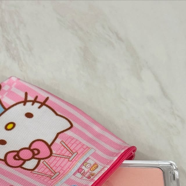 배은혜 on Instagram: "#광고 

지금 올리브영 세일하고 있는거 아시쥬!!?
그래서 호다닥 다녀왔는데 투에니엔 제품들로 쏵 쓸어왔어요 >_<

1.투톤생기치크 

저는 이거 너무 마음에들더라구요!! 
투톤이라 더 자연스럽게 연출 할 수 있고 뽀송뽀송하게 마무리 되니까
영 해지는 느낌 ~_~💓
약간의 펄이 들어가있어서 더 예뻐요👀

2.퓨어 글래시 하이라이터

요것도 색깔 많은데 고민하다 피치빔이랑 쉘 로구매했는데
자연스러운 하이라이터 연출 할 수 있어서 좋아요😳

3.롱 웨어링 파운데이션 미니

작은사이즈라 여행갈 때 챙기기도 좋고 21호아이보리 사용했는데
뜨는 것 없이 촉촉하게 밀착돼서 피부표현하기 좋았어요

4.글레이즈 바운싱 틴트

요거요거!!! 글레이즈라 바를때도 그렇고 바르고 나서도
건조함 없어서 좋고 색깔이 은은해서 좋았어요>_<

투에니엔 제품들로 예쁘게 메이크업 하고 다녀야겠어요 헿
지금 세일중이니까 지금 바로 올리브영에서 만나요오💓

#광고#올영픽#올리브영추천템#올영필수템#러브버블컬렉션#롱웨어링파운데이션미니#컬러플레이듀얼라이너"