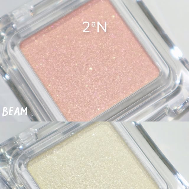 포이코✨ on Instagram: "#광고 투에이엔
_
🏷 퓨어 글래시 하이라이터 : OR01 Peach Beam / YL01 Lemongrass / GN01 Lime Bomb

일단 이 가격에 이런 퀄리티의 하이라이터... 투에이엔이 해내요🥹✨지난 번 컬러들에 이어 차마 도전해보지 못했던 하이라이터 컬러들도 이번 기회에 사용해봤어요!
왜 진작 이 컬러들을 눈여겨보지 않았을까 후회하게 만들었던 컬러들입니다!!!
특히 라임밤💚 초록빛이 은은하게 도는게 쿨톤,웜톤 분들 모두 사용하시기 딱 좋은 컬러더라구요👏🏻

맑고 투명한 물먹광✨이 얼굴에 투명하게 올려져 너무 예쁜 광을 나타내줍니다ꔛ

레몬그라스는 맑은 옐로우💛화이트펄🤍 조합으로 상큼함을 더해주고,
라임밤은 옅은 연두컬러와 그린펄💚✨의 조합으로 오묘함을 더해주고!
피치빔은 핑크💕오렌지펄🧡 조합으로 싱그러움을 더해줘요🍑

물먹광을 잘 표현하기위에선 브러쉬보다 손으로 발라주는 걸 추천드려요👍🏻
_
#광고#투에이엔#블루밍가든#올영추천#봄웜#봄웜라#듀얼치크#하이라이터#2aN"
