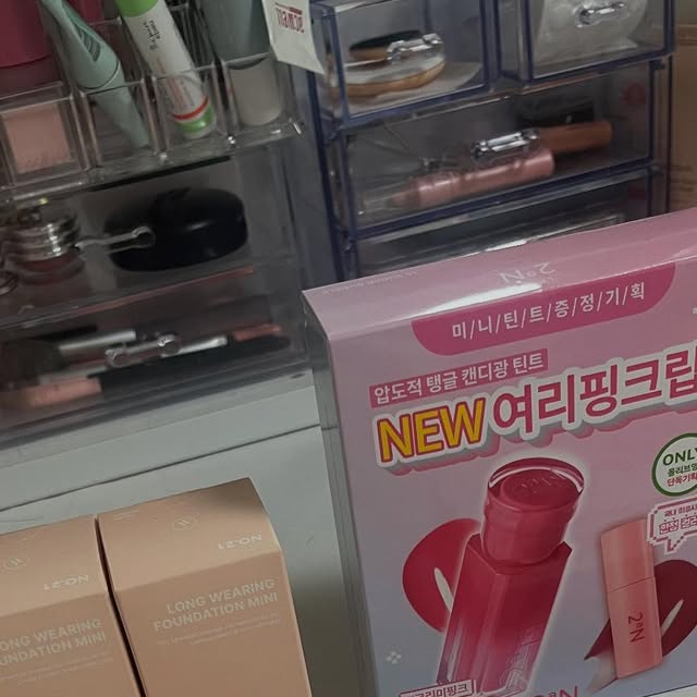 너에게 닿기를 on Instagram: "올리브영 8월 올영픽 추천템 
투에이엔(2aN) 러브 버블 컬렉션 NEW 출시!
이번 신상 컬렉션은 정말 사랑스럽고 
실용적인 구성으로 조합까지 너무 만족스러웠어요

전체적으로 발색력, 밀착력, 휴대성 모두 뛰어났어요
이번 8월 올영픽 투에이엔 제대로 일냈네
올영픽 추천템으로 왜 뽑혔는지 써보면 바로 납득!
.
지금 바로 올리브영에서 만나요💖

#광고 #투에이엔 #올영픽 #올리브영추천템 #올영필수템 #러브버블컬렉션 #롱웨어링파운데이션미니 #컬러플레이듀얼라이너"