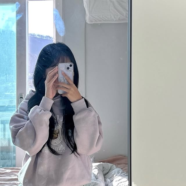 명희 on Instagram: "2️⃣4️⃣년 뒤죽박죽 연말 일상 모음zip. 2️⃣5️⃣년에도 모두 대박나세요 연말엔 폭신한 켈리 폰케이스와 함께🍻 보고만 있어도 맥주 마신듯한 기분은 서비스
