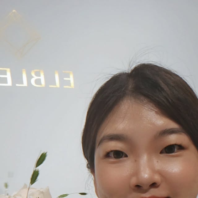 JaYeon Ryu ;D 🌿 자연 on Instagram: "✨#광고 | 2aN 투에이엔✨
요즘 메이크업할 때마다 손이 자꾸 가는 제품들 소개할게요💖
촉촉하고 맑은 무드가 가득한 요즘 메이크업은 전부 투에이엔 덕분🥹
덕분에 예쁜 부케💐순이가 되었다죠? 

💋 글레이즈 바운싱 틴트
탱글한 젤리광에 물먹은 입술 완성!
버블리 / 캔디츄 / 로즈문
컬러 하나하나 너무 예뻐서 고르기 힘들어요...💭 그리고 묻어나오는게 적어서 진짜 쵝오🥹💕

💗 듀얼 치크
러브로지 / 버블하트
부드럽게 블렌딩되는 두 가지 컬러로 생기 가득! 볼에 물든 듯 여리여리한 무드 연출하기 좋아요🍑
저는 러브, 로지가 최애

💫 퓨어 글래시 하이라이터
클리어 / 슈가베일
은은한 물광 효과! 과하지 않게 얼굴에 입체감을 주는 마법✨

👀 컬러플레이 듀얼 라이너
허니피치 / 베베핑크

부드러운 젤 텍스처 + 러블리한 컬러 조합으로 데일리부터 포인트까지 완벽하게!

요즘 메이크업 루틴은 #투에이엔 하나면 끝💕

#올영픽 #올리브영추천템 #올영필수템 #러브버블컬렉션 #롱웨어링파운데이션미니 #컬러플레이듀얼라이너"