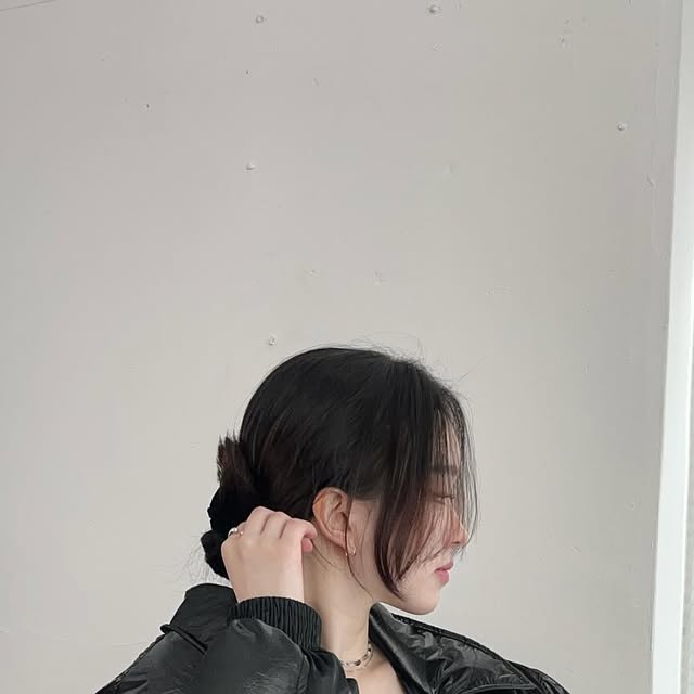 정민 on Instagram: "#광고 @1rony9orno_official 

핫한 신상 ! ♥ !
아이러니포르노 화이트라인 [에센셜 벌룬 글로시 카라 숏패딩]

여유로운 실루엣에 투웨이 지퍼, 밑단 밴딩으로 핏이 너무 예쁜 패딩 ! 🖤
글로시한 패딩 좋아하신다면 강추드립니당 🩶

#아이러니포르노화이트라인 #IRONYPORNOWHITELINE #남여공용패딩 #패딩 #패딩점퍼 #글로시패딩 #오버핏 #헤비아우터 #아우터 #레더 #데일리룩 #패당추천 #Padding"