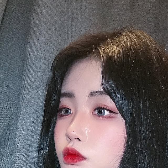 박엉대 on Instagram: "마담래쉬 커브드 노을루 속눈썹 #키치 

가닥 속눈썹으로 9,10,11,12mm로 구성되어 있어 내 눈에 맞게 골라 붙이기 완전 좋은,,,♡ 

마담래쉬 클린픽 트위저로 3초만에 뚝딱 넘 편하게 붙일 수 있어서 요즘 너무 애용하는 중✨

글램, 시크, 내추럴, 페민, 엘레강스, 키치 6종으로 비건이니까 믿고 원하는 디자인 픽해보자구요~

현재 마담래쉬 공홈에서 오픈 기념 1+1 이벤트 중이니까 언넝 가서 겟하기♥️

@madamelash_official 

#마담래쉬 #비건노글루속눈썹 #노글루속눈썹"