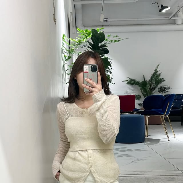 순덕이 on Instagram: "#광고 
올리브영 8월 추천템, 투에이엔 러브 버블 컬렉션🩷 
컬러부터 패키지까지 안 살 수가 없더라구요!! 
특히 롱 웨어링 파운데이션 미니는 휴대성도 좋고! 
듀얼 치크는 컬러 조합이 진짜 예뻐서 강추! 
.
.
.
#올영픽 #올리브영추천템 #올영필수템 #러브버블컬렉션 #롱웨어링파운데이션미니 #컬러플레이듀얼라이너"