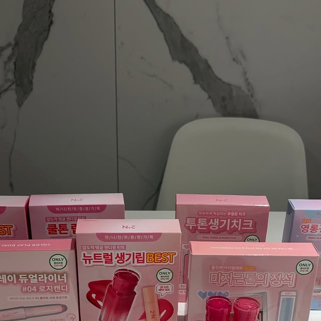 정원럽 on Instagram: "#광고
너무나도 애정하는 색조 브랜드
“투에이엔” 떼샷

이번 올리브영 할인을 맞이해
바로 달려가서 또 투에이엔 제품들
싹 쓸어왔어요

8월 신제품이었던
러브 버블 컬렉션, 롱 웨어링 파운데이션,
컬러 플레이 듀얼 라이너는 물론
늘 잘 쓰고 있던 하이라이터,
립틴트, 쉐도우까지 

색조맛집인건 알았지만 
파운데이션도 써보고 발림성이나
색상, 지속력 다 마음에 들어서
이건 무조건 더 쟁여템이에요

듀얼라이너는 두가지 색상으로
활용도 높게 사용할 수 있고
사이즈가 딱 들고다니기도 좋아서
늘 제 파우치속에 꼭 챙겨다녀요

투에이엔의 치크는 
뽀용하게 잘 발색되면서
보송한 마무리감이라
정말 색상별로 다 쟁이고 있는데
이번 신상 색상들도 다 제취향

투에이엔의 치크는 두가지 색상으로
활용도 높게 바르기 좋아서 늘 애정해요

과하지 않으면서 반짝거리는 
예쁜 펄들이 들어간 
하이라이터와 쉐도우는 늘 제 픽

특히 쉐도우팔레트는 6가지 색상으로
활용하기 좋은 구성으로 되어 있어
6가지 색상 다 너무 잘 쓰고 있어요

은은하게 얼굴을 밝혀주는 
투에이엔의 하이라이터는
얼굴에 붕 뜨지 않는 색상과
은은한 펄감이 너무 이뻐요
그리고 색상도 다양해서 넘 좋다는💓

올리브영 방문하시면 
색조맛집 투에이앤 제품들 
색상도 다양하게 있으니
내 톤에 맞는 이쁜 색조제품들 겟 해보세요

#올영픽#올리브영추천템#올영필수템#러브버블컬렉션#롱웨어링파운데이션미니#컬러플레이듀얼라이너"