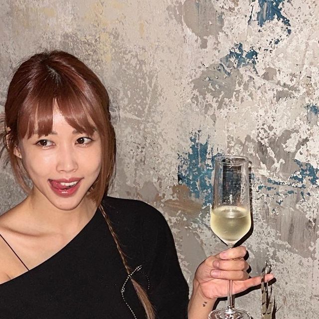 mimi💎 on Instagram: "퇴근후 샴페인🤍🖤"