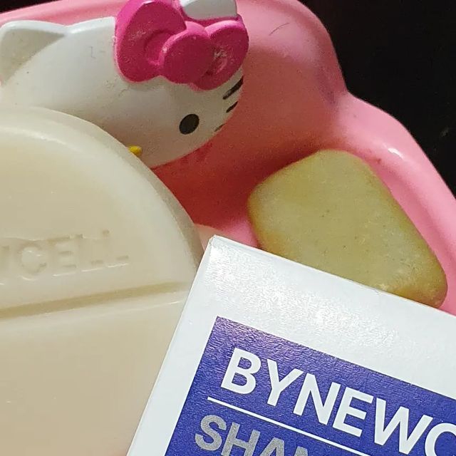 우주사랑 on Instagram: "#협찬 요즘 삼푸바 사용하는데요!!

바이뉴셀 판테놀 약산성 샴푸바

기존에 쓰던 뻣뻣한 샴푸바와는 차원이 다르네요!
부드러운 사용감👍
샴푸 후 머리뻣뻣함도 없어 빗질 완전 부드럽구요👍

코코넛에서 추출한 자연유래 저자극 계면활성제 사용
피부에 안전해서 맘에 들어요!

지루성 두피염이 있어 예민한 두피인데도 따갑지 않고 자극 없이 사용할 수 있어서 강력추천드려요!!

#샴푸바#샴푸#샴푸바추천#샴푸추천#바이뉴셀#비건#제로웨이스트#판테놀약산성보습샴푸바"